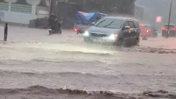 Banjir Rendam Poros Trans Sulawesi Barru Pangkep Aktivitas Warga Dan Lalu Lintas Sempat Lumpuh