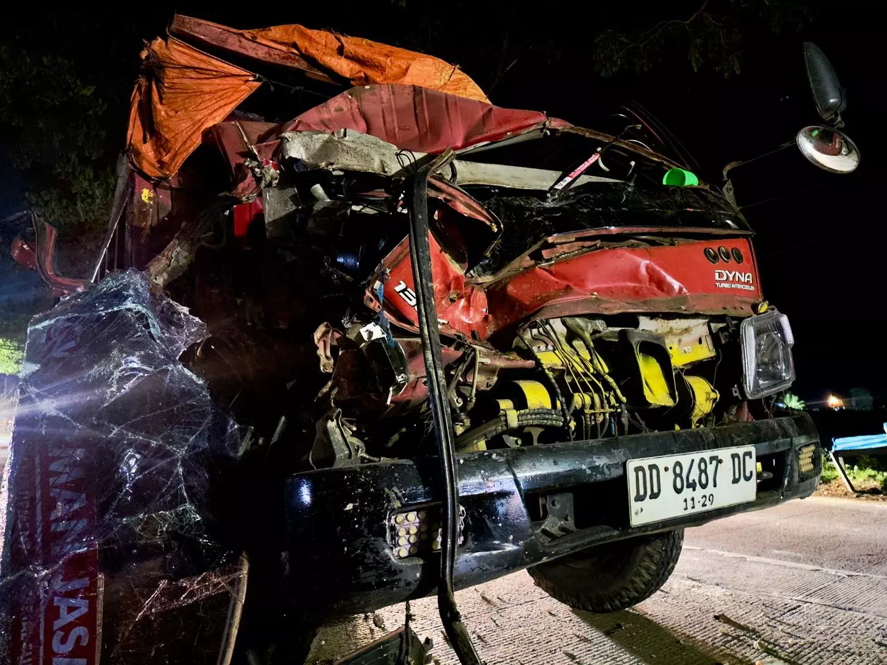 Tragedi Di Poros Makassar Pare Truk Fuso Hilang Kendali Tabrakan Maut Renggut Satu Nyawa